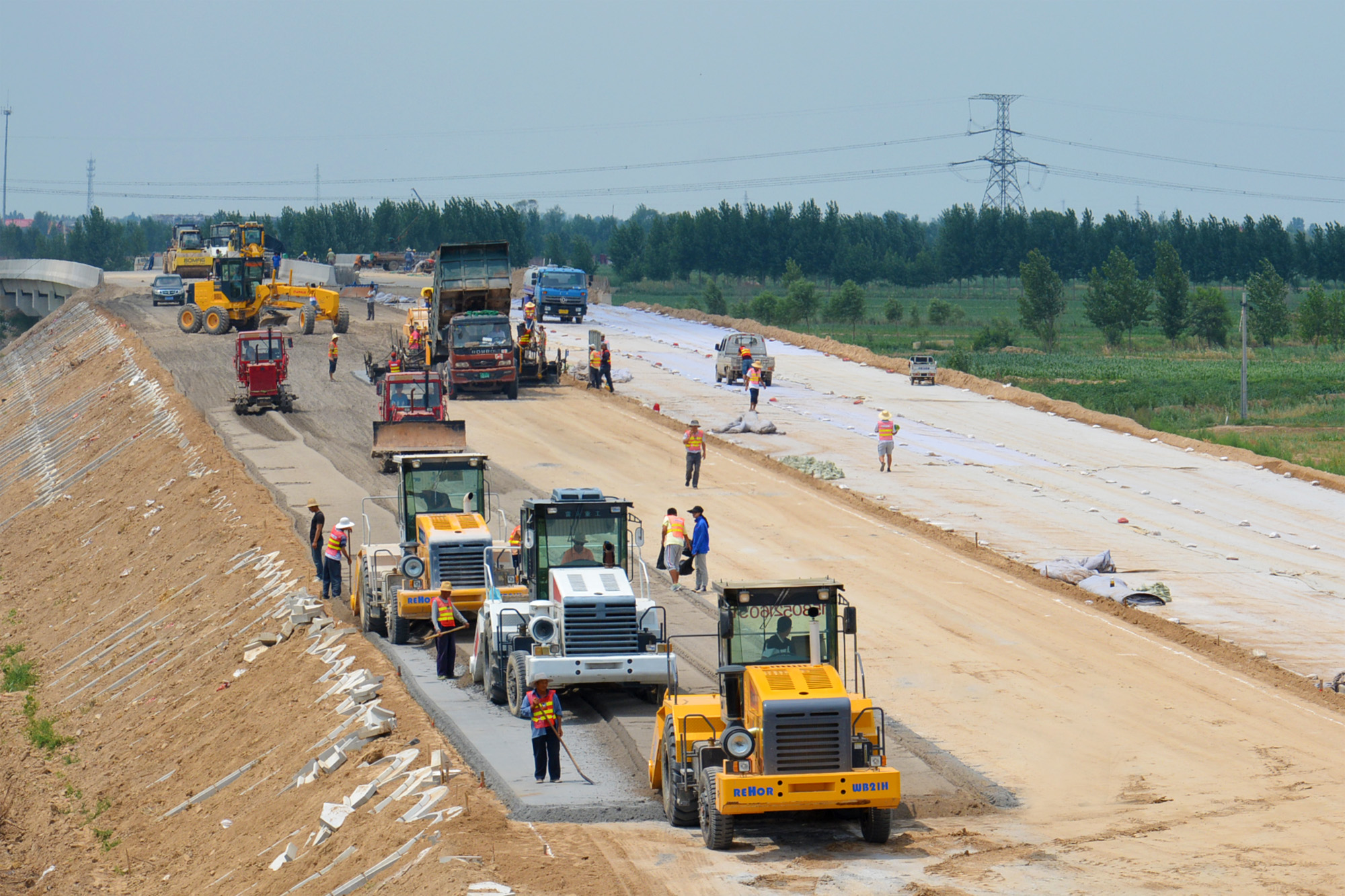 冷再生機(jī)是解決道路全深度翻新有效工具！